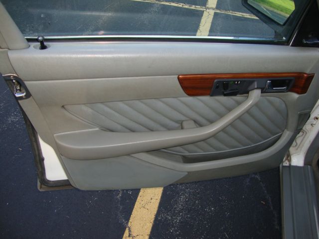 1990 White Mercedes-Benz 300-Series Sedan