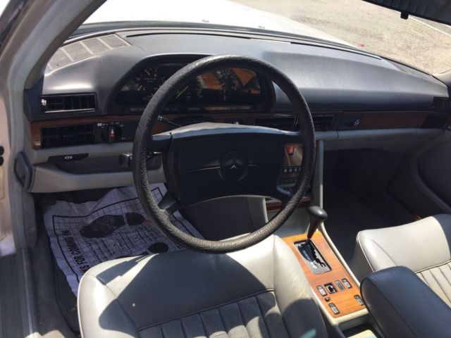 1987 Silver Mercedes-Benz 400-Series