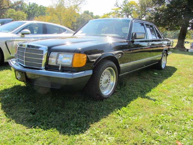 1989 Black Mercedes-Benz 400-Series Sedan