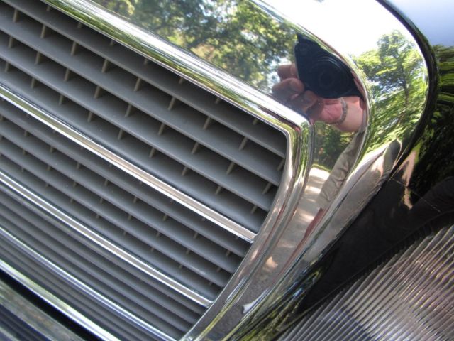 1989 Black Mercedes-Benz 400-Series Sedan