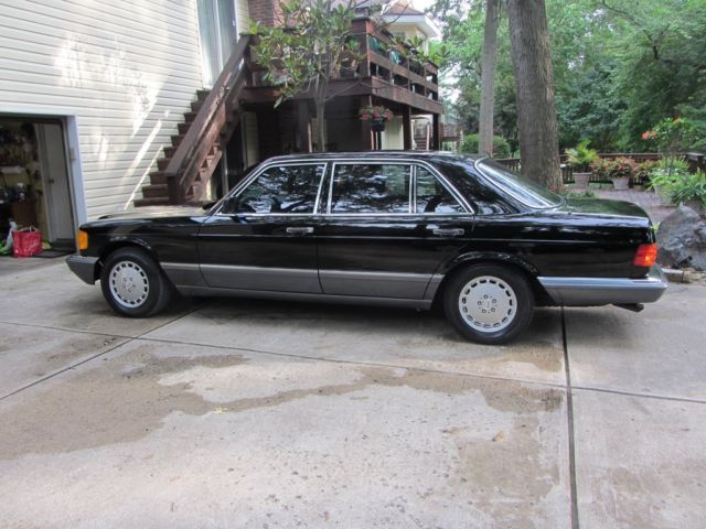 1989 Black Mercedes-Benz 400-Series Sedan