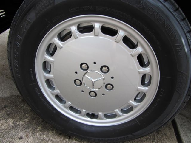 1989 Black Mercedes-Benz 400-Series Sedan