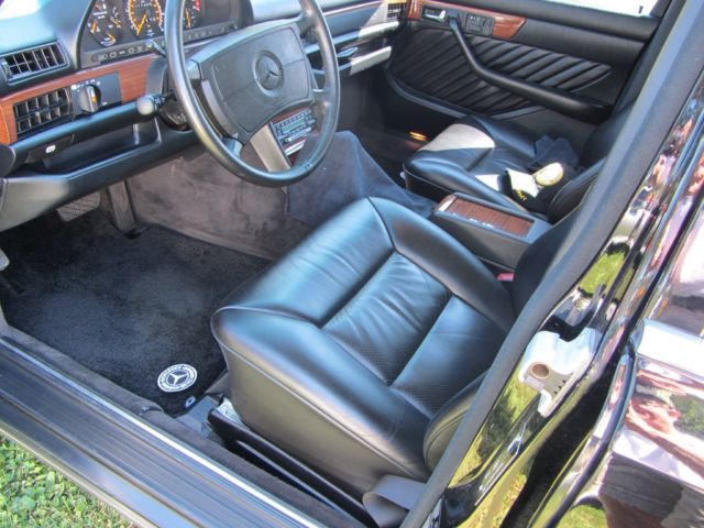 1989 Black Mercedes-Benz 400-Series Sedan