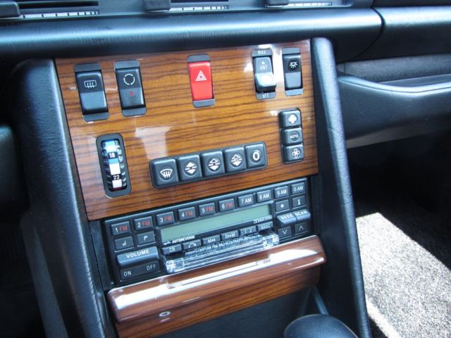 1989 Black Mercedes-Benz 400-Series Sedan