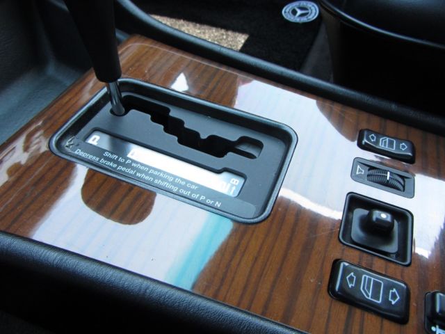 1989 Black Mercedes-Benz 400-Series Sedan