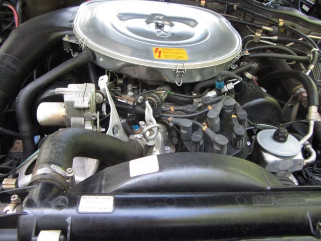 1989 Black Mercedes-Benz 400-Series Sedan