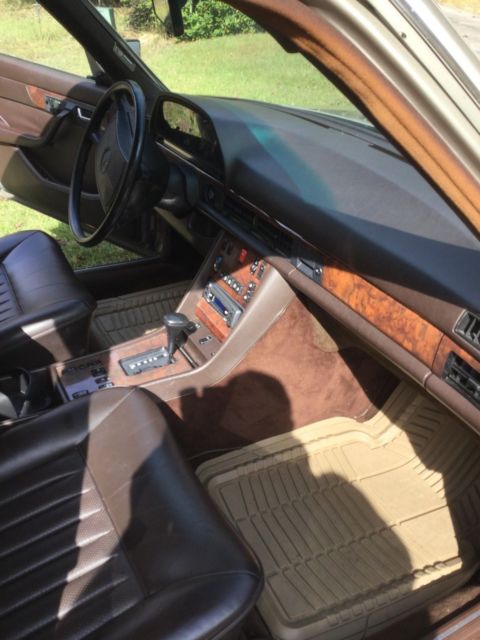 1987 Gold Mercedes-Benz 560 SEL Sedan
