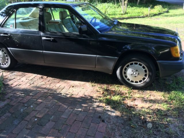 1992 Black Mercedes-Benz 300-Series Sedan