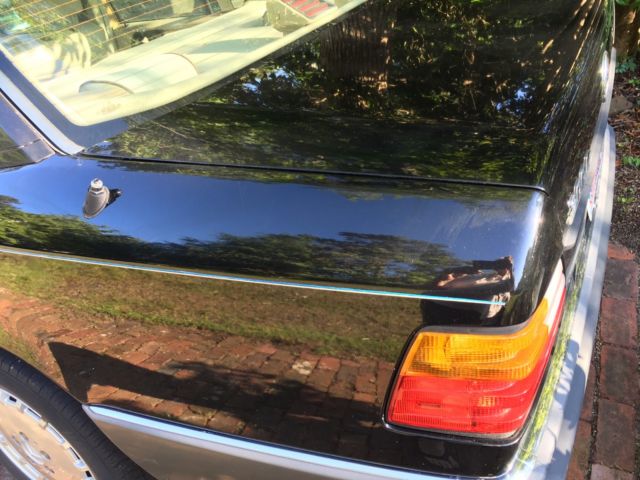 1992 Black Mercedes-Benz 300-Series Sedan