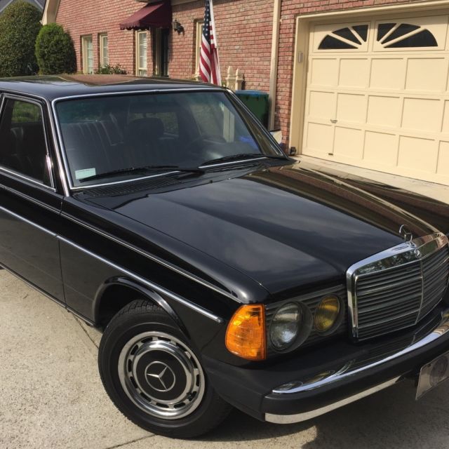 1981 Black Mercedes-Benz 200-Series Sedan
