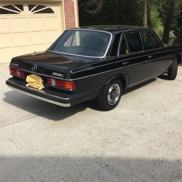 1981 Black Mercedes-Benz 200-Series Sedan