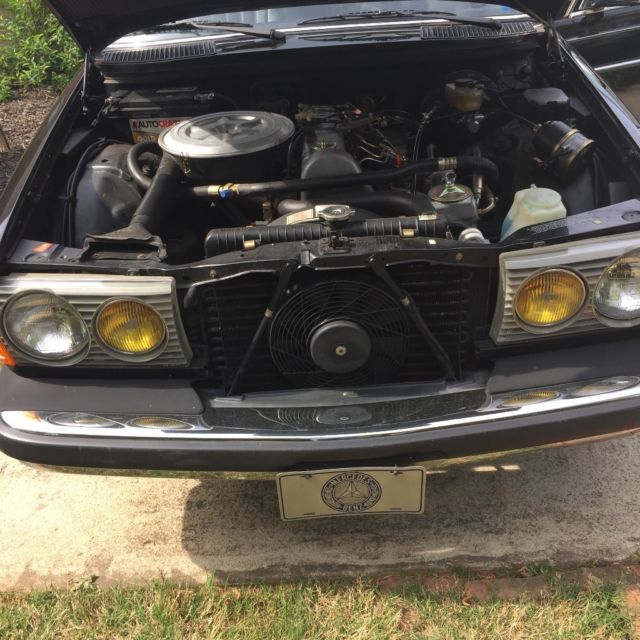 1981 Black Mercedes-Benz 200-Series Sedan