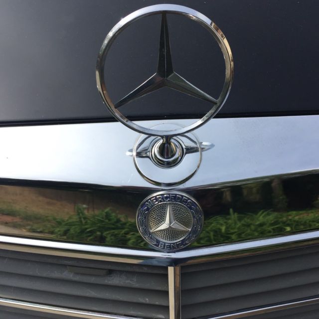 1981 Black Mercedes-Benz 200-Series Sedan