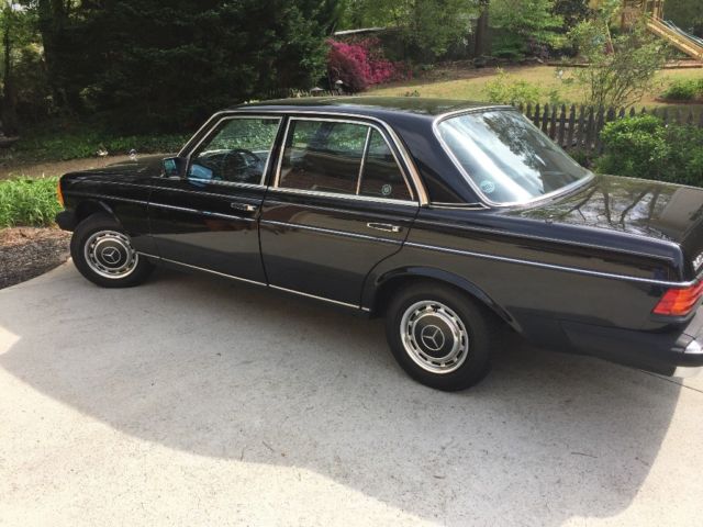 1981 Black Mercedes-Benz 200-Series Sedan