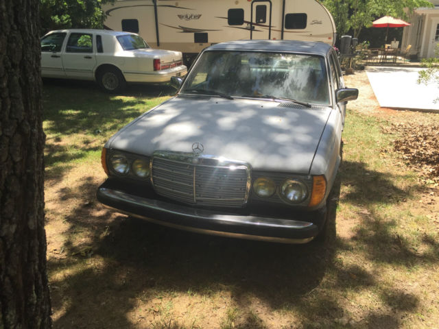 1982 Gray Mercedes-Benz 200-Series