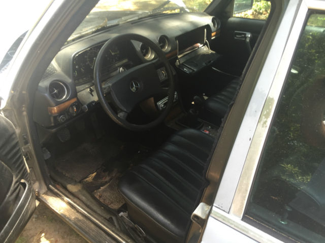 1982 Gray Mercedes-Benz 200-Series