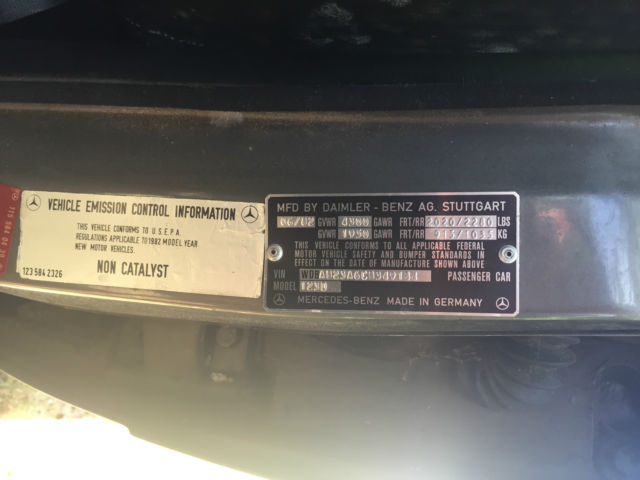 1982 Gray Mercedes-Benz 200-Series