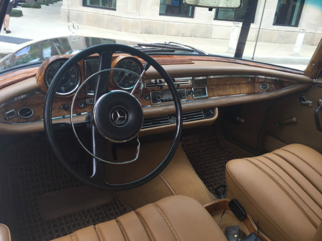 1967 Green/Black Mercedes-Benz 200-Series Coupe