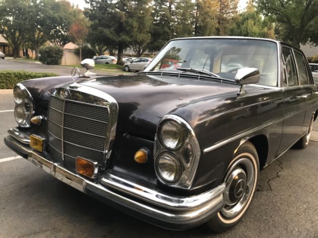 1967 Brown Mercedes-Benz 250SE Sedan
