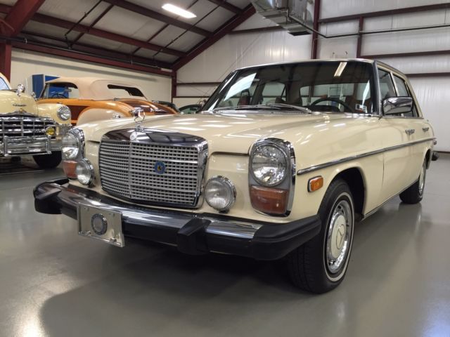 1976 Mercedes-Benz 200-Series