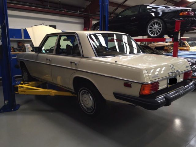 1976 Mercedes-Benz 200-Series