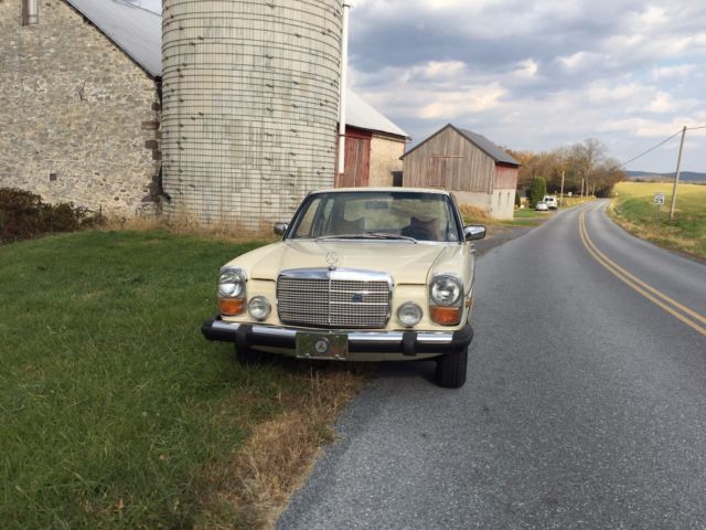 1976 Mercedes-Benz 200-Series