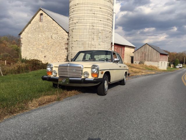 1976 Mercedes-Benz 200-Series