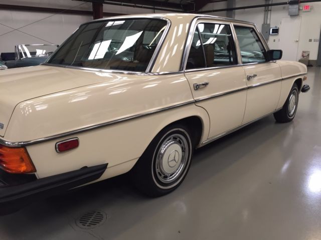 1976 Mercedes-Benz 200-Series