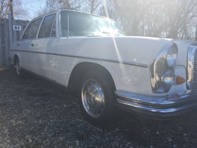 1969 Mercedes-Benz 200-Series