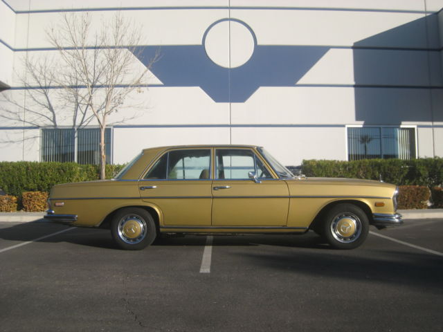 19700000 Gold Mercedes-Benz 200-Series Sedan