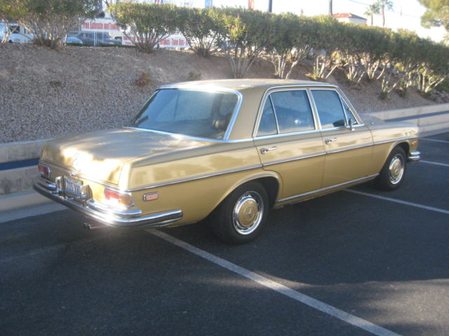 19700000 Gold Mercedes-Benz 200-Series Sedan