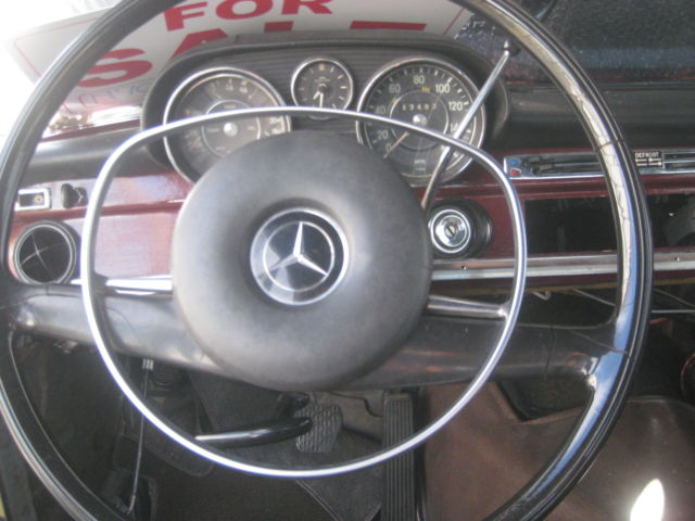 19700000 Gold Mercedes-Benz 200-Series Sedan