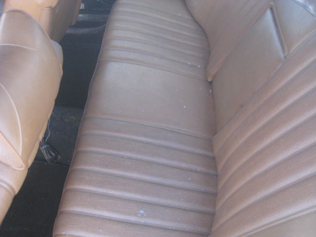 19700000 Gold Mercedes-Benz 200-Series Sedan