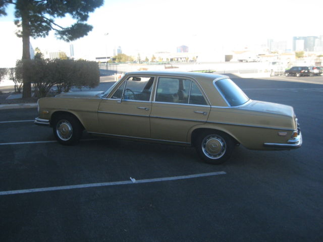 19700000 Gold Mercedes-Benz 200-Series Sedan