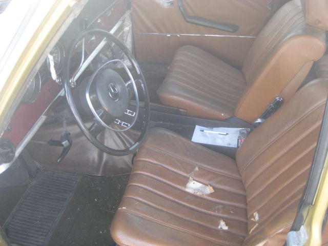 19700000 Gold Mercedes-Benz 200-Series Sedan