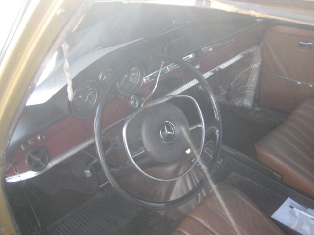 19700000 Gold Mercedes-Benz 200-Series Sedan