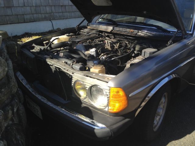 1983 Gray Mercedes-Benz 300-Series COUPE