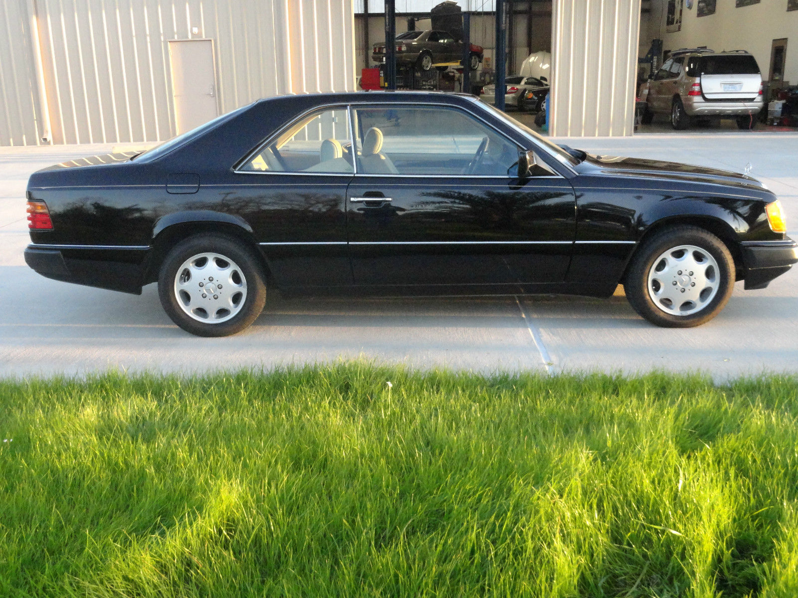 1993 Black Mercedes-Benz 300-Series Coupe
