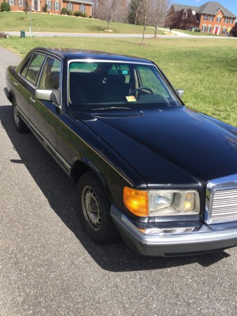 1984 Black Mercedes-Benz 300-Series Sedan