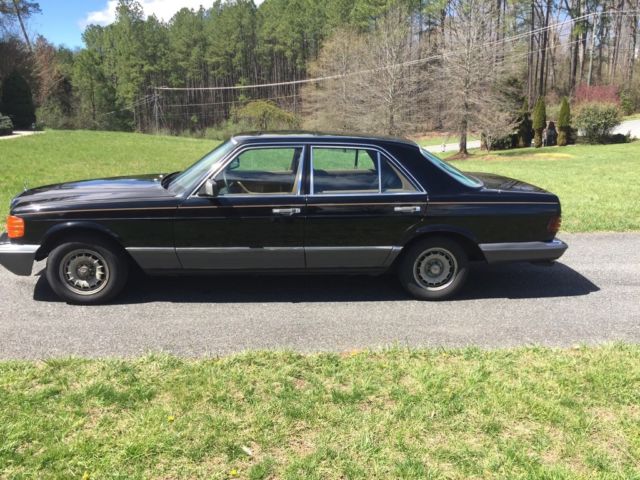 1984 Black Mercedes-Benz 300-Series Sedan