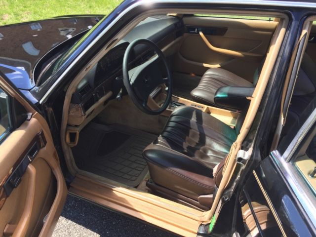 1984 Black Mercedes-Benz 300-Series Sedan