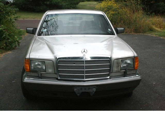 1986 Silver Mercedes-Benz 300-Series Sedan