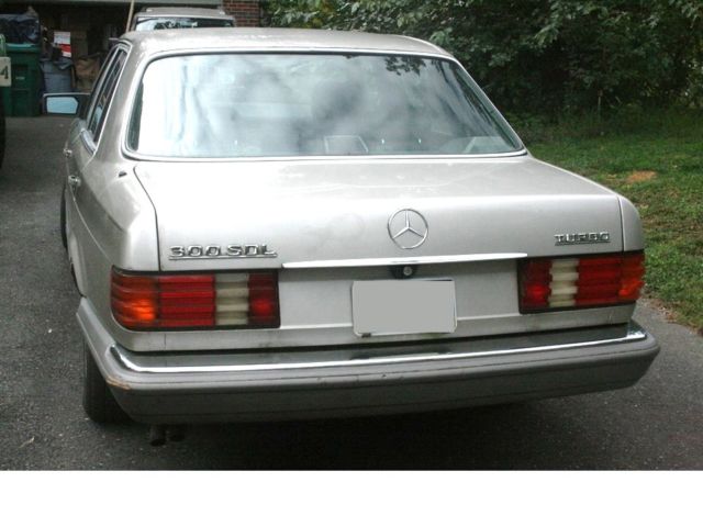 1986 Silver Mercedes-Benz 300-Series Sedan