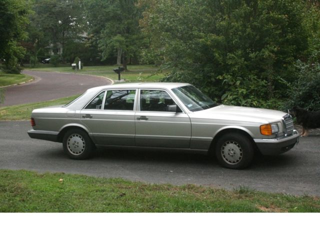 1986 Silver Mercedes-Benz 300-Series Sedan
