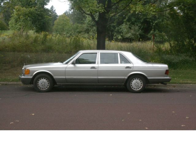 1986 Silver Mercedes-Benz 300-Series Sedan