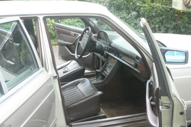 1986 Silver Mercedes-Benz 300-Series Sedan
