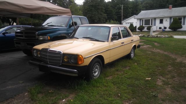 1984 Gold Mercedes-Benz 300-Series Sedan