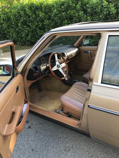 1984 Gold Mercedes-Benz 300-Series Sedan