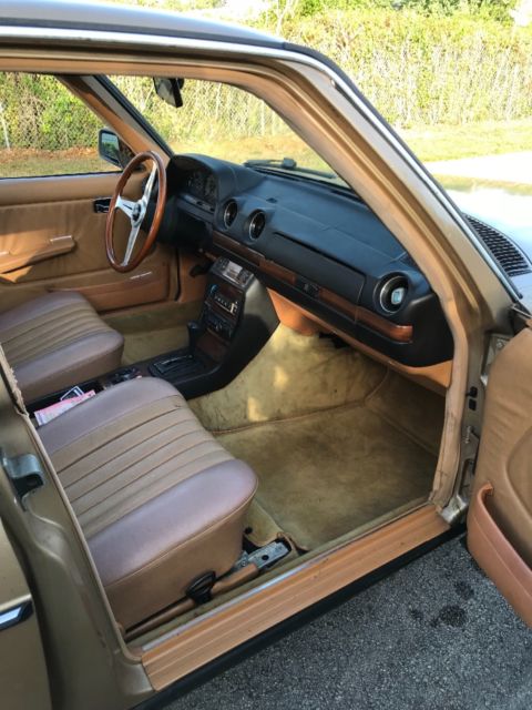 1984 Gold Mercedes-Benz 300-Series Sedan
