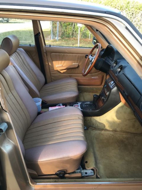 1984 Gold Mercedes-Benz 300-Series Sedan